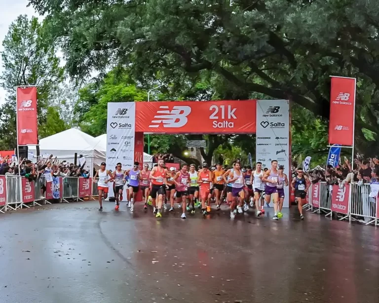 Bajo la lluvia, más de 4 mil corredores hicieron vibrar la Media Maratón New Balance