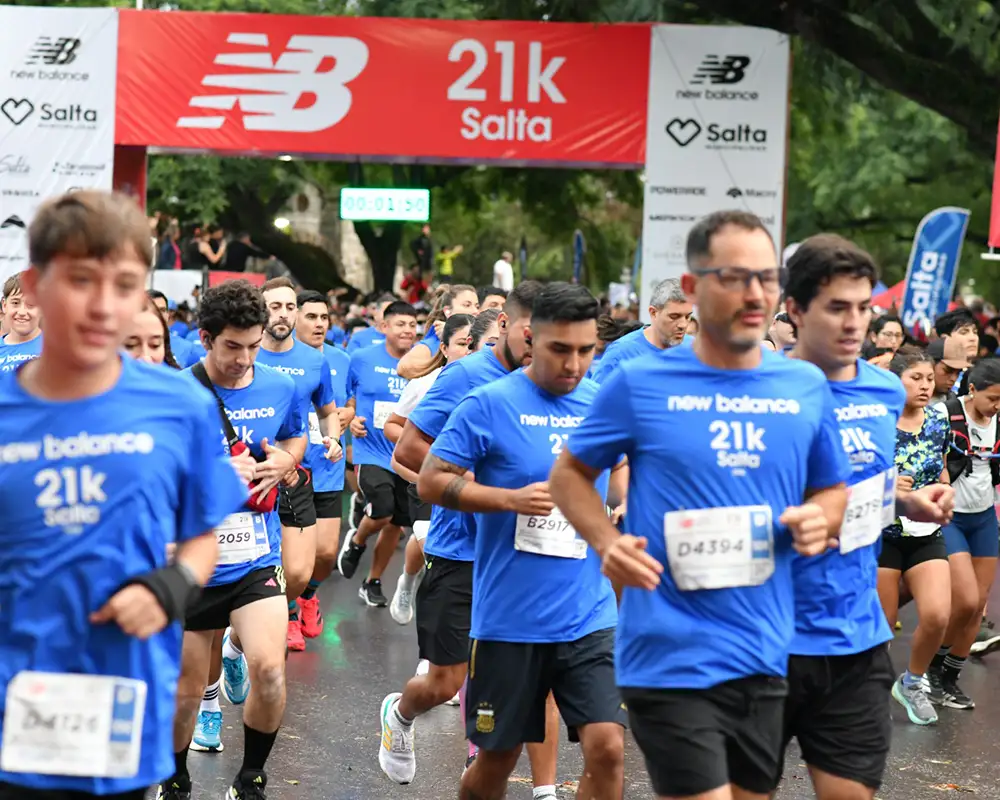 Bajo la lluvia, más de 4 mil corredores hicieron vibrar la Medio Maratón New Balance - Indómito