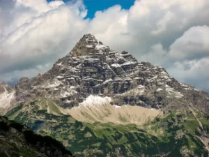 Una montaña entre Alemania y Austria está en riesgo de colapso por una antigua grieta