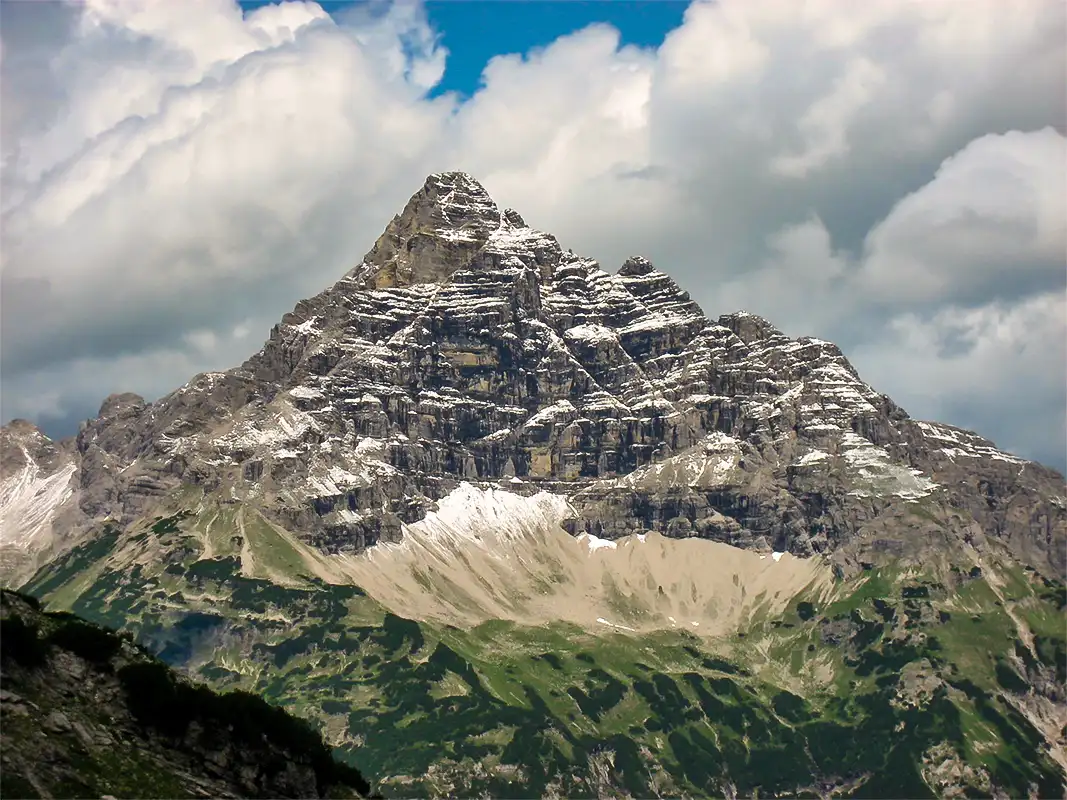 Una montaña entre Alemania y Austria está en riesgo de colapso por una antigua grieta - Indómito